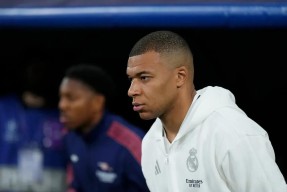 关于反败为胜首场状态出色，巴黎圣日耳曼观众沸腾！，姆巴佩重返赛场观众掌声雷动的信息